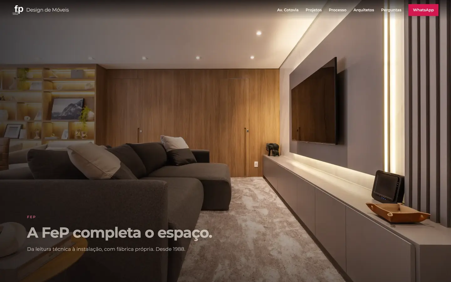 O mesmo site FeP Design de Móveis depois do scroll
